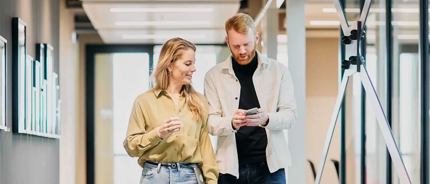 Thomas Kuperus checking out a mobile e-commerce solution