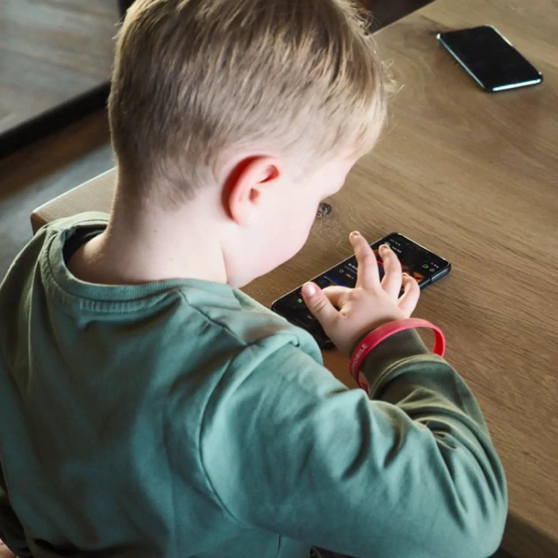 Child using phone with NPO Zapp app