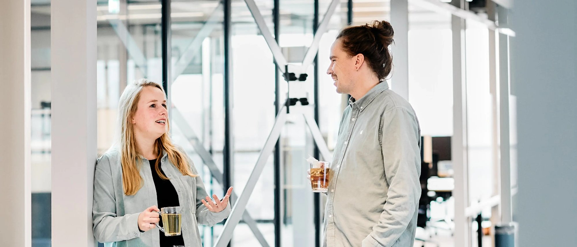 Two Framna colleagues in conversation during an onboarding moment in the studio